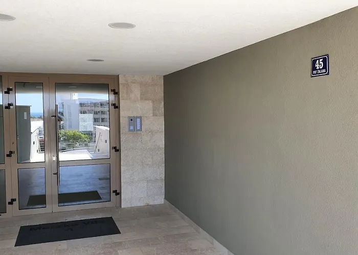 Luxury 4seasons With Garage Apartment Split