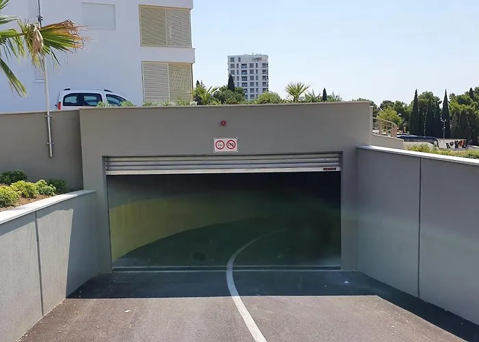 Luxury 4seasons With Garage Apartment *