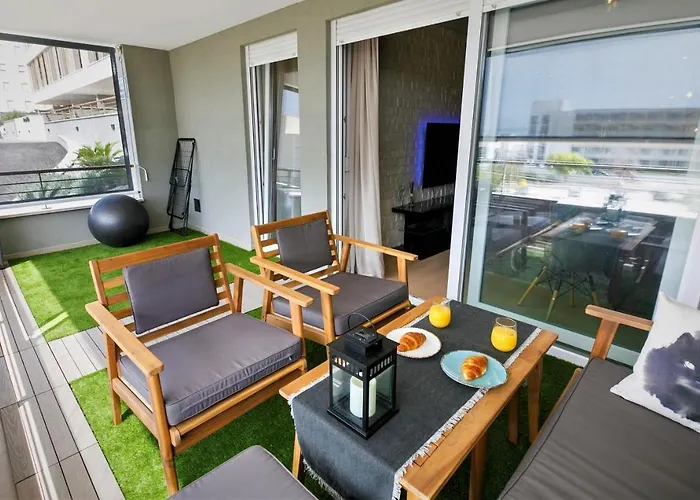 Luxury 4seasons With Garage Apartment *