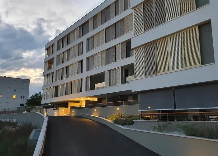 Luxury 4seasons With Garage Apartment