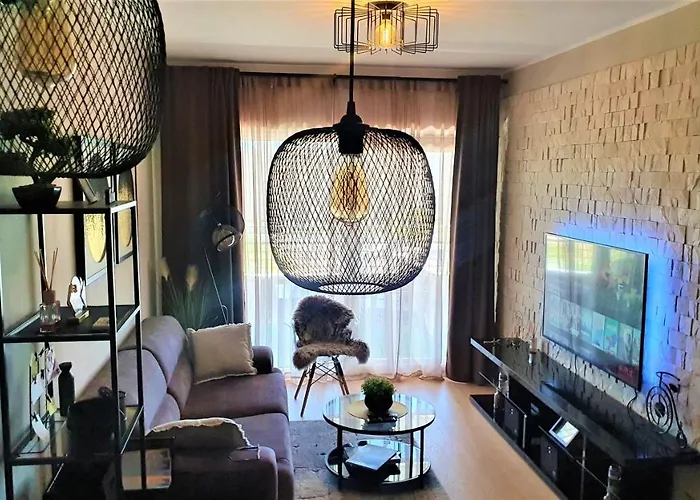 Luxury 4seasons With Garage Apartment *